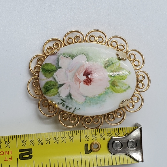Vintage Floral Cameo Brooch Pin Signed Jerry Gold - Picture 3 of 3